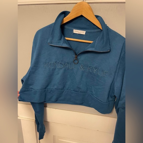 Kendall & Kylie Cropped Quarter-Zip Pullover - Picture 4 of 10